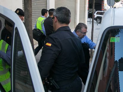 Joaquín Guerrero entra en el furgoneta policial.