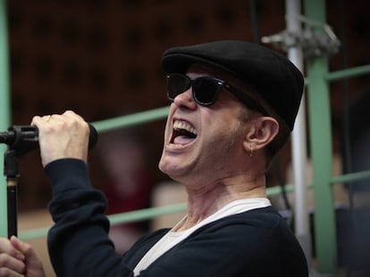 Santiago Auserón durante uno de los ensayos para el concierto que realiza en San Isidro. Alvaro García