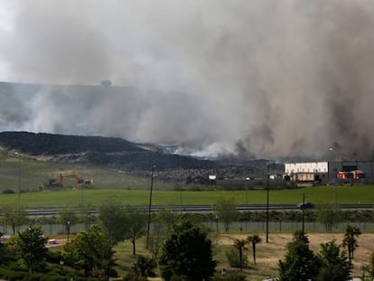 El incendio del cementerio de neumáticos de Seseña, ayer domingo. KIKE PARA