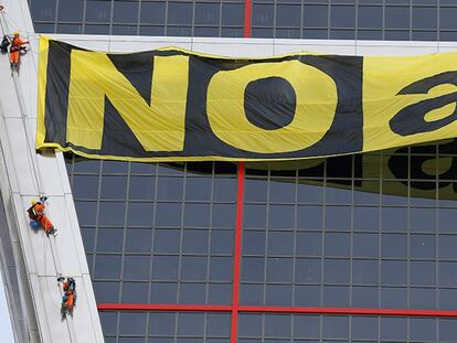 Activistas de Greenpeace escalan las Torres Kio en protesta por el TTIP.
