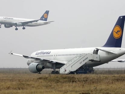 Dos aviones de la compañía Lufthansa. reuters