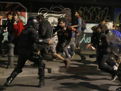 La CUP acusa a los Mossos de “alimentar” los disturbios en Gràcia
