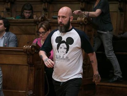 Josep Garganté entra en el Pleno en bañador y con una camiseta de Ada Colau.