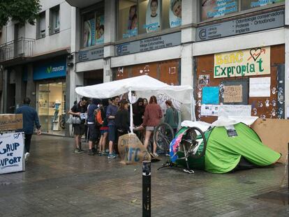 Activistas aguantan la lluvia. A. Garcia