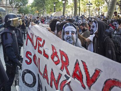 Los manifestantes frente a una línea de antidisturbios.