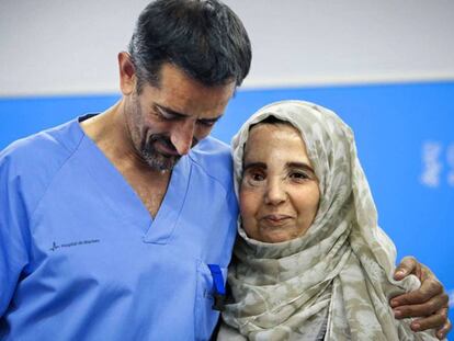 El doctor Cavadas con su paciente Samira Benhar.