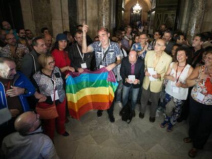 Representantes de asociaciones LGTB en 2014 en el Parlament de Cataluña.
