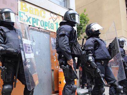 La policía protege la entrada del 'Banco Expropiado'.