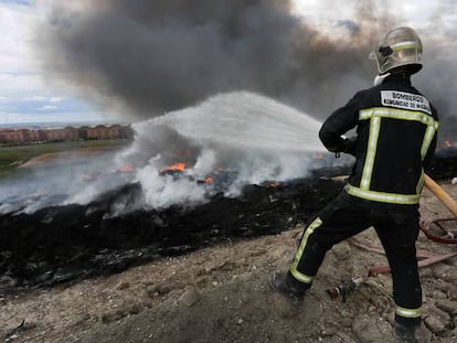 Un vecino de El Quiñón ha documentado desde su casa la evolución del incendio. En la imagen, un bombero el 14 de mayo.