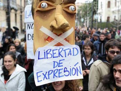 Manifestación en apoyo a los titiriteros en Granada el 13 de febrero.