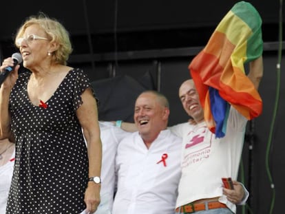 Manuela Carmena, se dirige a los asistentes de la fiesta del Orgullo Gay en Madrid en 2015.