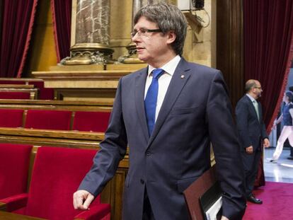 Carles Puigdemont llega al Parlamento catalán.