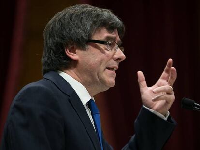 El presidente catalan, Carles Puigdemont interviene en el pleno tras el veto a los presupuestos.