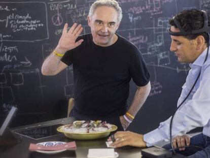 Ferran Adrià y Juan Diego Flórez en un experimento sensorial en el BulliLab.