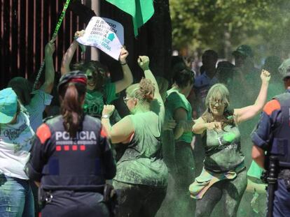 Activistas de PAH bailan durante el escrache a Rajoy. FOTO: J. Sánchez / VÍDEO: ATLAS.