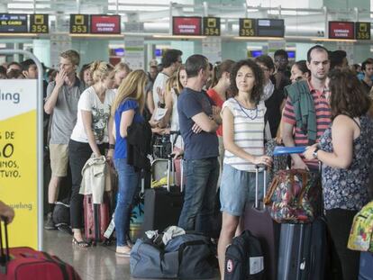 Colas de pasajeros de Vueling en el El Prat de Barcelona. MASSIMILIANO MINOCRI