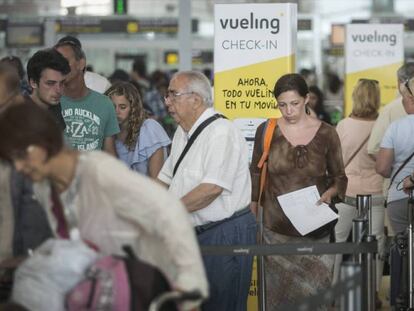 Viajeros de Vueling en el Prat de Barcelona.