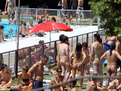 Día del bañador optativo en la piscina de la Universidad Complutense el 1 de agosto de 2010.