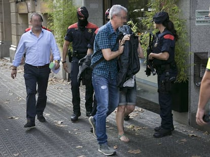 Uno de los detenidos durante el registro.