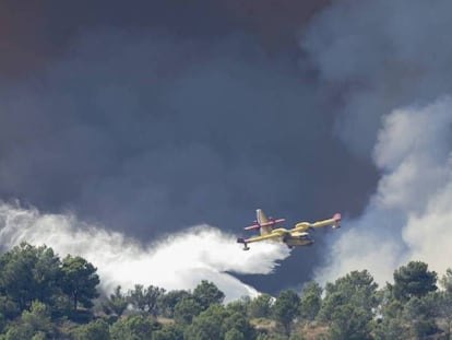 Trabajos de extinción en el incendio de Artana, Castellón, en la Serra d'Espadà.