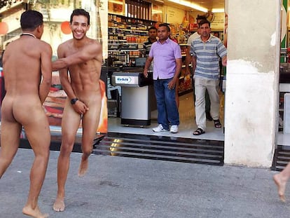 Turistas se pasean desnudos por el barrio de la Barceloneta en verano de 2014.