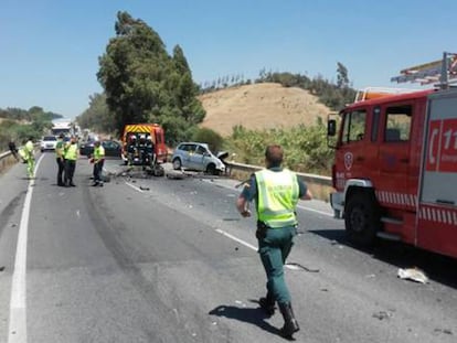 Agentes acuden al lugar del accidente, en la A-357 de Málaga.