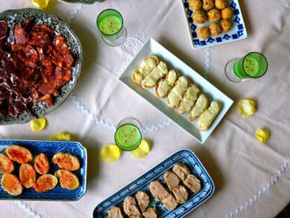 Aperitivos de la cena organizada por Miriam para sus invitados a los que ha conocido por una web de cenas colaborativas.