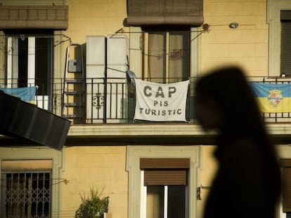Carteles en contra de los pisos turísticos en la Barceloneta.