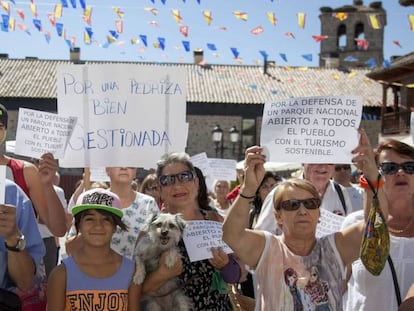 Manifestación en Manzanares el Real en contra de la prohibición del baño en La Pedriza.
