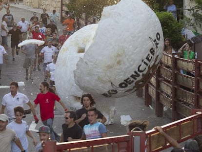 Momento en el que la bola de poliespan se rompe en dos el pasado domingo en el Boloencierro.