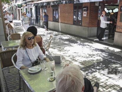 Varios clientes toman una consumición en la terraza de la cervecería Santa Bárbara.