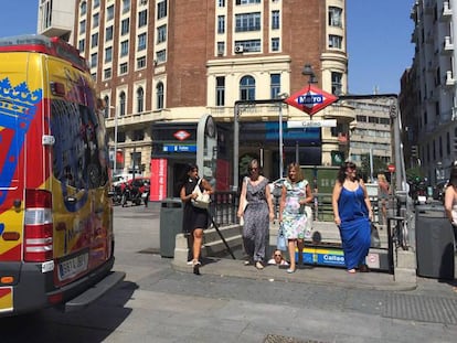 Ambulancia frente a la estación de metro de Callao.