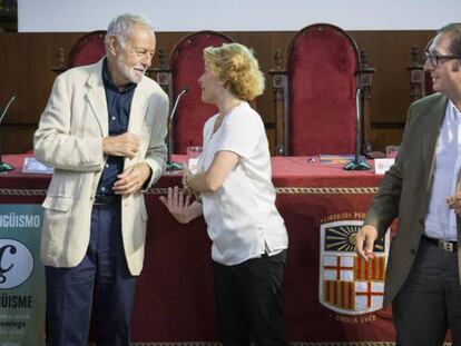 El escritor Eduardo Mendoza, junto a Nuria Plaza y Rafael Arenas, de Societat Civil Catalana, ayer.