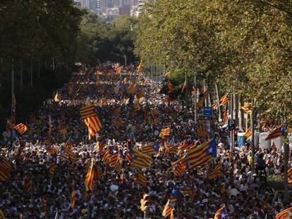 El passeig de Sant Joan, durant la concentració convocada per l'ANC i Òmnium.