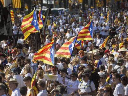 Manifestantes durante la Diada en el Paseo de Lluís Companys.