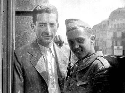 López Raimundo y Boix en el Hotel Colón, sede de la JSUC, en 1937.