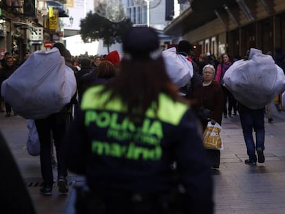 Manteros en la calle Preciados de Madrid, huyen de la policía municipal.