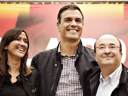 Pedro Sánchez, junto a Núria Parlon y Miquel Iceta.