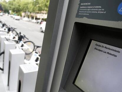 Un puesto inoperativo del sistema público de alquiler de bicicletas eléctricas.
