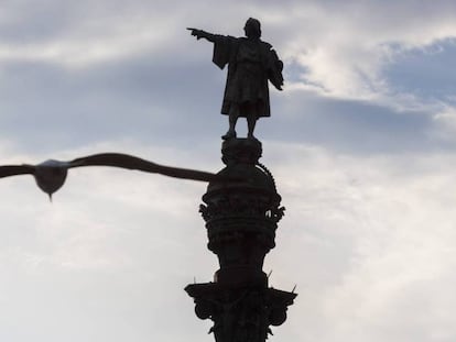 La escultura de Colón en la cumbre de su monumento en Barcelona.