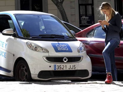 Una usuaria hace uso de un coche de Car2go.