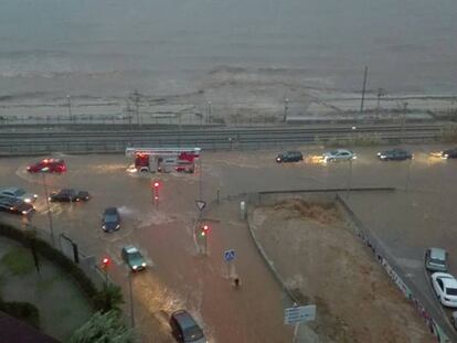 La carretera N-II inundada a su paso por Vilassar de Mar.