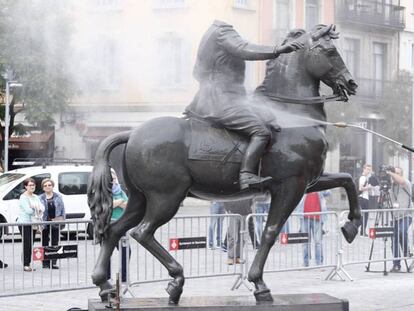 Operarios limpian la estatua de Franco, que ha recibido huevos.