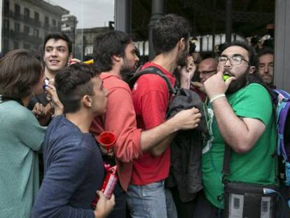 Jóvenes manifestantes independentistas intentan entrar en el centro cultural.