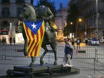 La escultura ecuestre de Franco que preside la exposición del Born, con una bandera independentista.