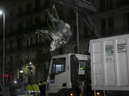 Demolição e retirada da estátua de Franco.