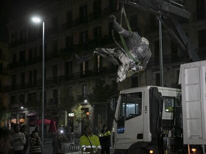 Demolição e retirada da estátua de Franco.