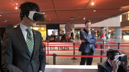 El diputado general de Bizkaia con las gafas de realidad virtual en la inauguración