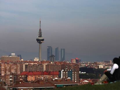 Imagen de la 'boina' de contaminación que cubre Madrid.