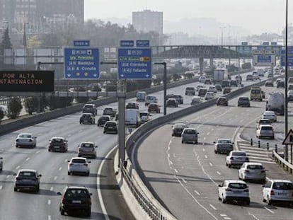 Tráfico en la M-30 de Madrid en día de Nochebuena.